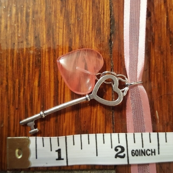 New 14.25" orange heart & silver tone key choker - Picture 3 of 5